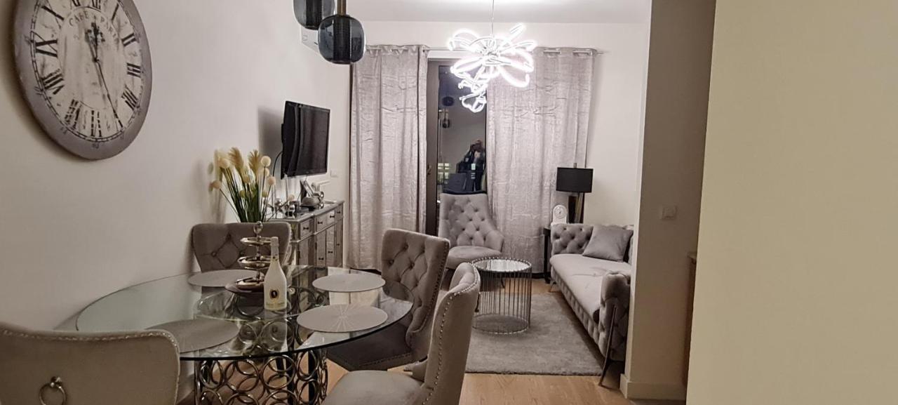 Lux Apartman Lola Sajmiste Bagian luar foto